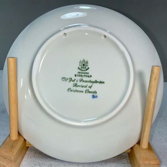 SIGNED BING & GRONDAHL CHRISTMAS PLATE “ARRIVAL OF CHRISTMAS GUESTS” 1969 - Picture 6 of 9
